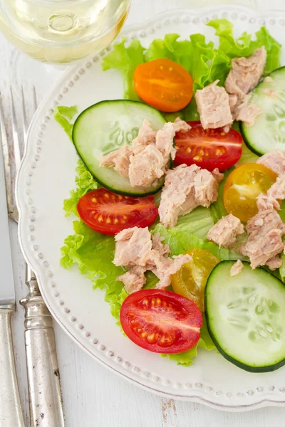 Salade met vis op de plaat — Stockfoto