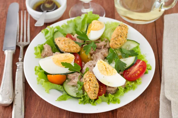 Салат с рыбой на тарелке — стоковое фото