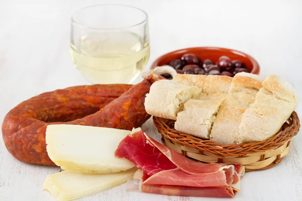 Сыр с хлебом, чоризо — стоковое фото
