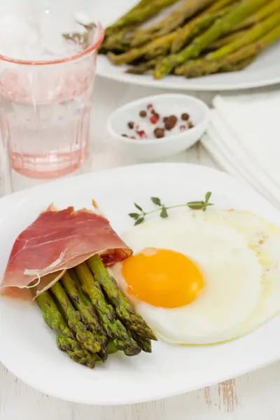 Espargos com presunto e ovo no prato — Fotografia de Stock