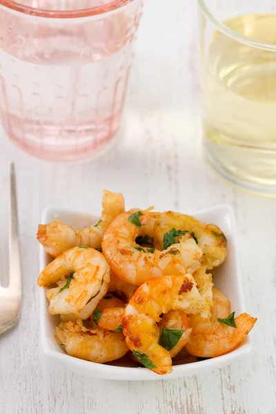 Fried shrimps in white bowl — Stock Photo, Image