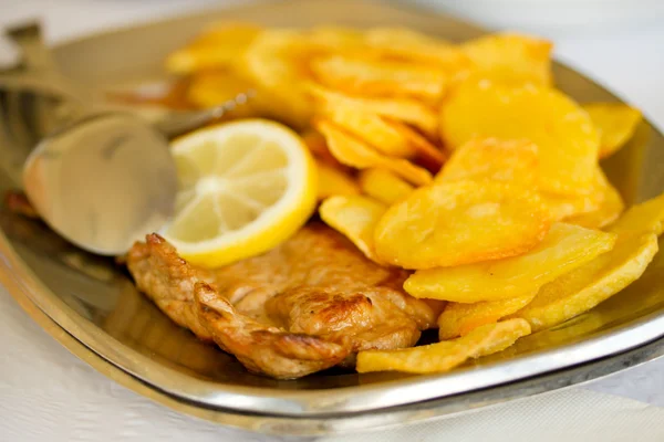 Smažené maso s brambory a citronem — Stock fotografie