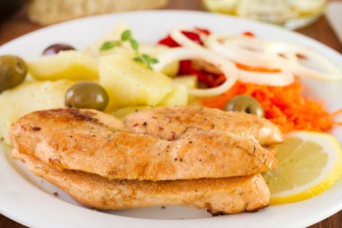 Balık yumurtaları patates ve limon ile