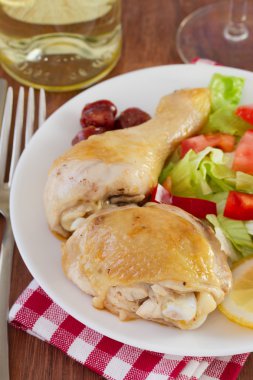 Kızarmış tavuk ve taze salata.