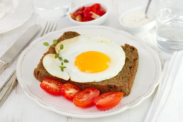 Ovo frito com tomate — Fotografia de Stock