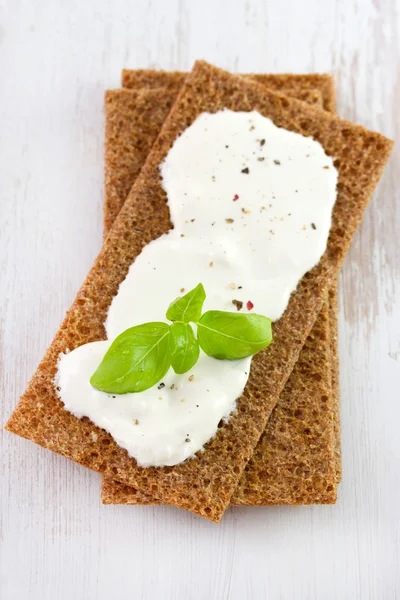Toast mit Käse und Basilikum — Stockfoto