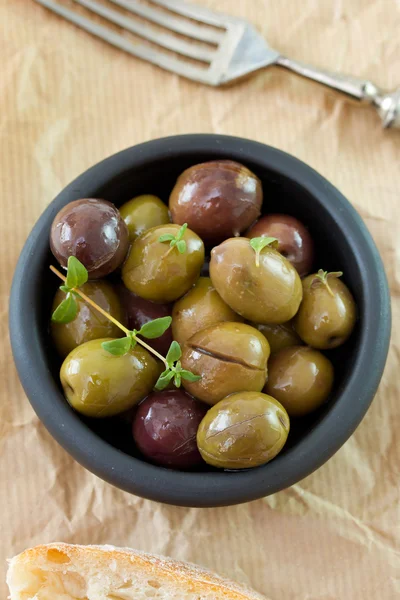 Oliven in schwarzer Schüssel — Stockfoto