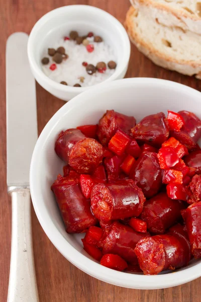 Saucisses dans un bol blanc — Photo