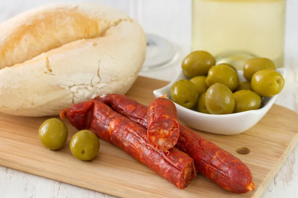 Klobásy s olivami a chléb — Stock fotografie