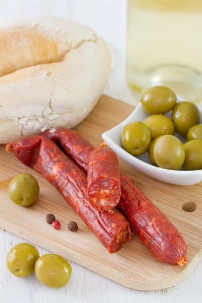 Saucisses aux olives et pain — Photo