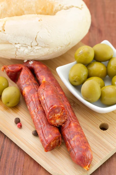 Saucisses aux olives et pain — Photo