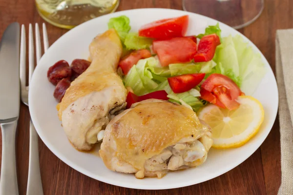 Kızarmış tavuk ve taze salata. — Stok fotoğraf