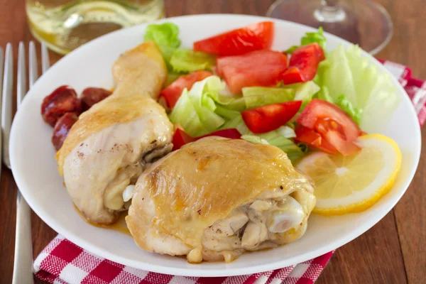 Жареная курица со свежим салатом — стоковое фото