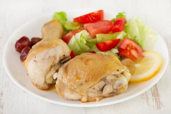 Fried chicken with fresh salad — Stock Photo, Image