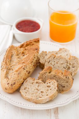 plaka üzerinde ekmek