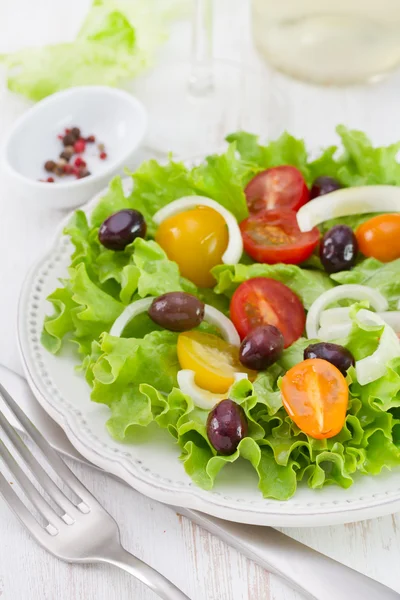 Insalata su piatto bianco — Foto Stock