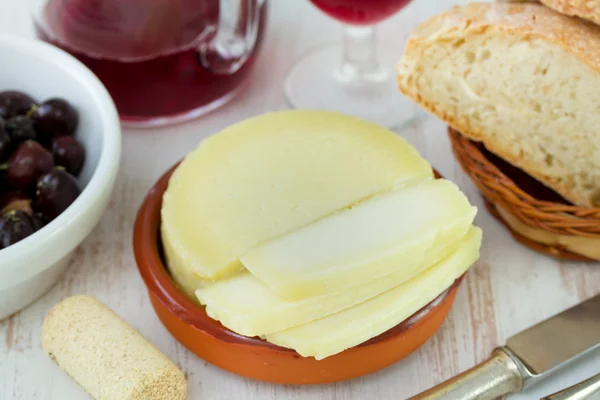 Queijo em prato cerâmico com pão e azeitonas — Fotografia de Stock