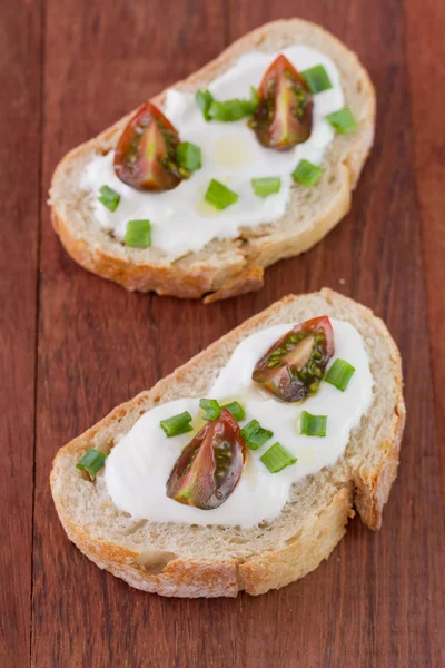 Brot mit Käse und Tomaten — Stockfoto