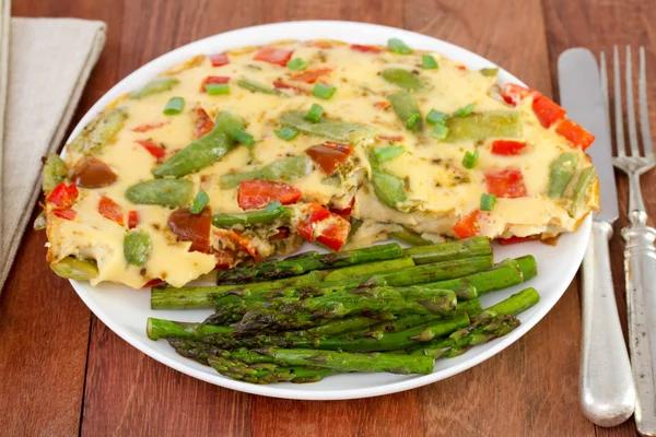 Omelette and asparagus — Stock Photo, Image