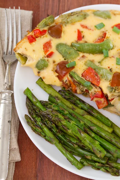 Omelette and asparagus — Stock Photo, Image