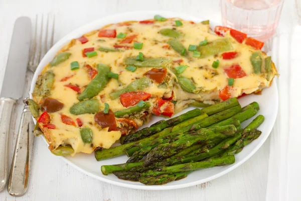 Omelette and asparagus — Stock Photo, Image