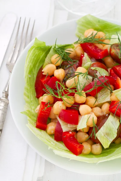 Salade de légumes dans l'assiette — Photo