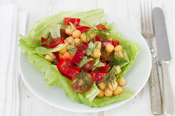 Vegetabiliska sallad på tallriken — Stockfoto