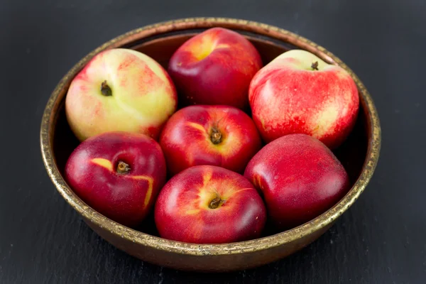 Nectarine in schotel — Stockfoto