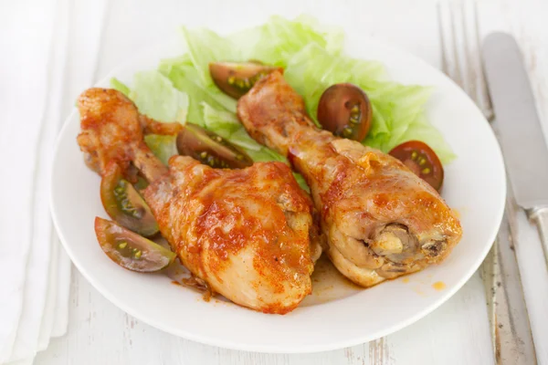 Fried chicken with lettuce and tomato — Stock Photo, Image