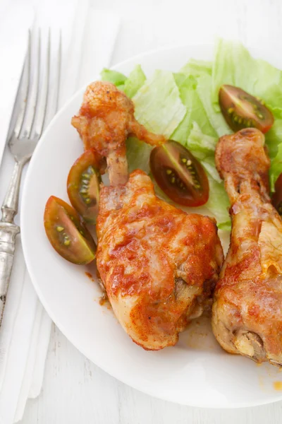 Fried chicken with lettuce and tomato — Stock Photo, Image