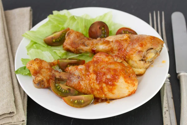 Жареная курица с салатом и помидорами — стоковое фото