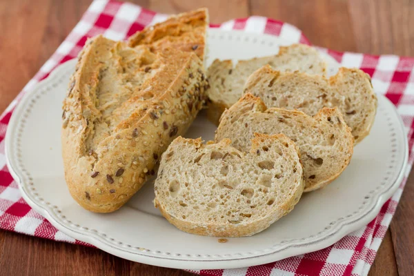 Bröd på tallrik — Stockfoto