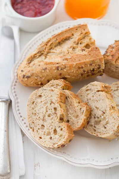 Brot mit Orangensaft und Marmelade — Stockfoto