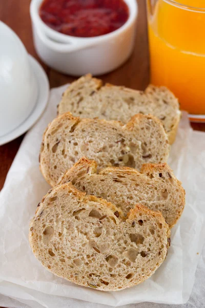 Pane con succo d'arancia e marmellata — Foto Stock
