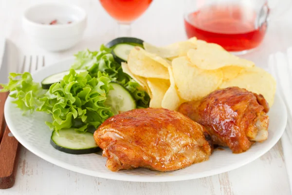 Fried chicken and glass of wine — Stock Photo, Image