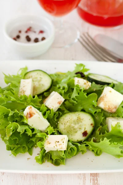 Салат с моцареллой на белой тарелке — стоковое фото