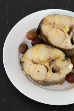 limon ve zeytin haşlanmış balık