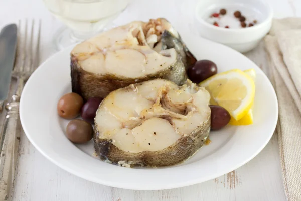 Gekookte vis met olijven en citroen — Stockfoto