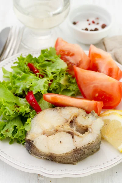 Gotowane ryby z warzyw na talerzu — Zdjęcie stockowe