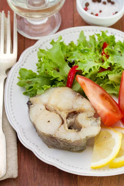 Pescado hervido con verduras en el plato — Foto de Stock