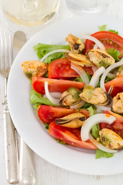 Salad with tomato and mussels — Stock Photo, Image