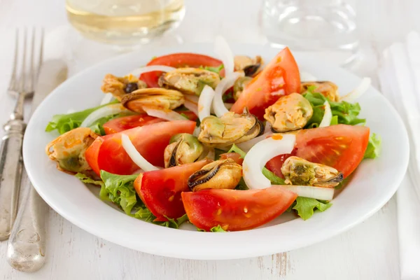 Salad with tomato and mussels — Stock Photo, Image