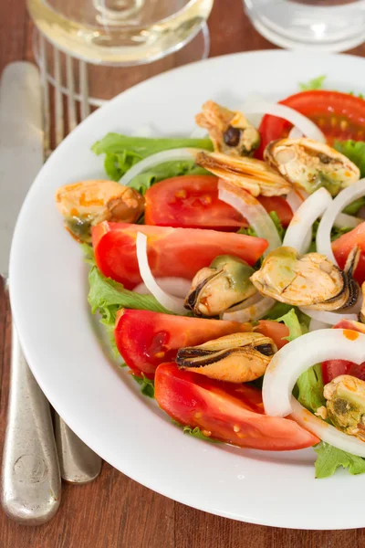 Salad with tomato and mussels — Stock Photo, Image