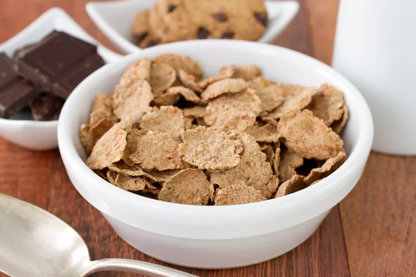 Cereales en tazón blanco y chocolate —  Fotos de Stock