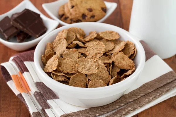Cereales en tazón blanco y chocolate —  Fotos de Stock
