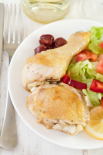 Frango frito com salada e copo de vinho — Fotografia de Stock