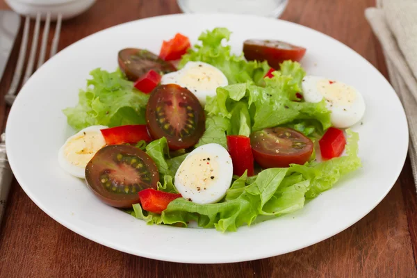 Ensalada con huevos en el plato —  Fotos de Stock