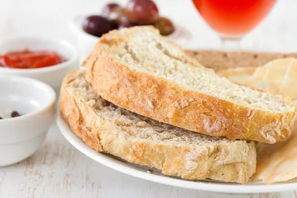 Pane con olive — Foto Stock