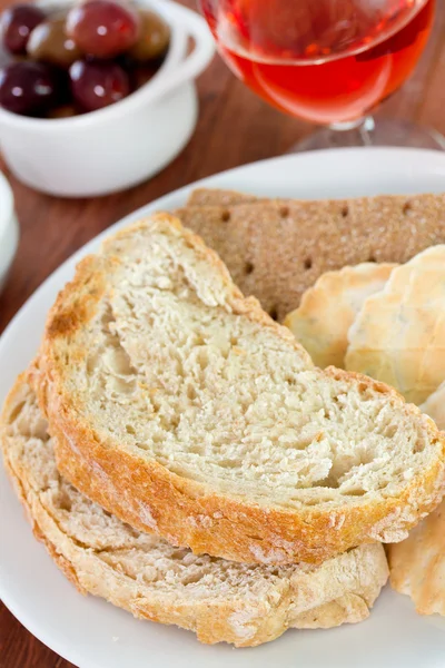 Pane con olive — Foto Stock