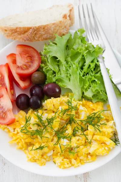 Egg with salad on the white plate — Stockfoto